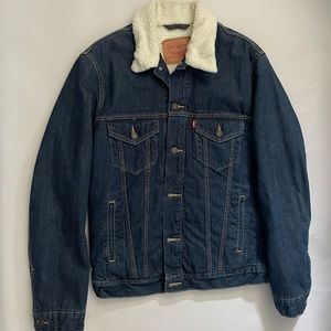 Levis denim trucker jacket with Sherpa lining. Mens size medium
